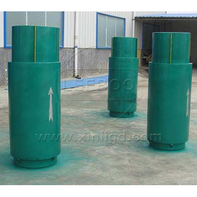         膨脹節(jié)是為補(bǔ)償因溫度差與機(jī)械振動(dòng)引起的附加應(yīng)力，而設(shè)置在容器殼體或管道上的一種撓性結(jié)構(gòu)。由于它作為一種能自由伸縮的彈性補(bǔ)償元件，具有工作可靠、性能良好、結(jié)構(gòu)緊湊等優(yōu)點(diǎn)，已廣泛應(yīng)用在化工、冶金、核能等部門(mén)。         鑫利公司生產(chǎn)膨脹節(jié)根據(jù)位移形式基本可以分為：軸向、角向、橫向三大類。軸向波紋管膨脹節(jié)它可以軸向補(bǔ)償直管段子上的膨脹節(jié)對(duì)沿膨脹節(jié)以及管段的軸向方向以拉伸和壓縮的方式來(lái)進(jìn)行補(bǔ)償并且可以給出額定的補(bǔ)償量，包括拉伸、壓縮位移的總和。這也是它運(yùn)用多也是基本型式，在運(yùn)行的時(shí)候它主要是利用了波紋部分的軸向變形來(lái)吸收管道的軸向位移的。第二種，角向波紋管膨脹節(jié) 它可以以角向的方式來(lái)補(bǔ)償管路，補(bǔ)償需要膨脹節(jié)做彎曲變形，它們往往都是兩個(gè)或者是三個(gè)角向式膨脹節(jié)組合在一起使用的，實(shí)現(xiàn)管道中所需的直線補(bǔ)償。后橫向波紋管膨脹節(jié)是通過(guò)成對(duì)的波紋管彎曲變形來(lái)實(shí)現(xiàn)直線補(bǔ)償?shù)摹?        以上內(nèi)容是鑫利技術(shù)人員為大家總結(jié)，希望能夠幫助到大家有效地解決問(wèn)題！